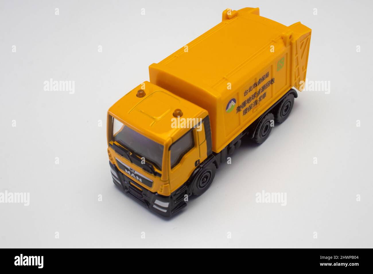 Carrello per rifiuti di auto giocattolo pressofuso di colore arancione Foto Stock