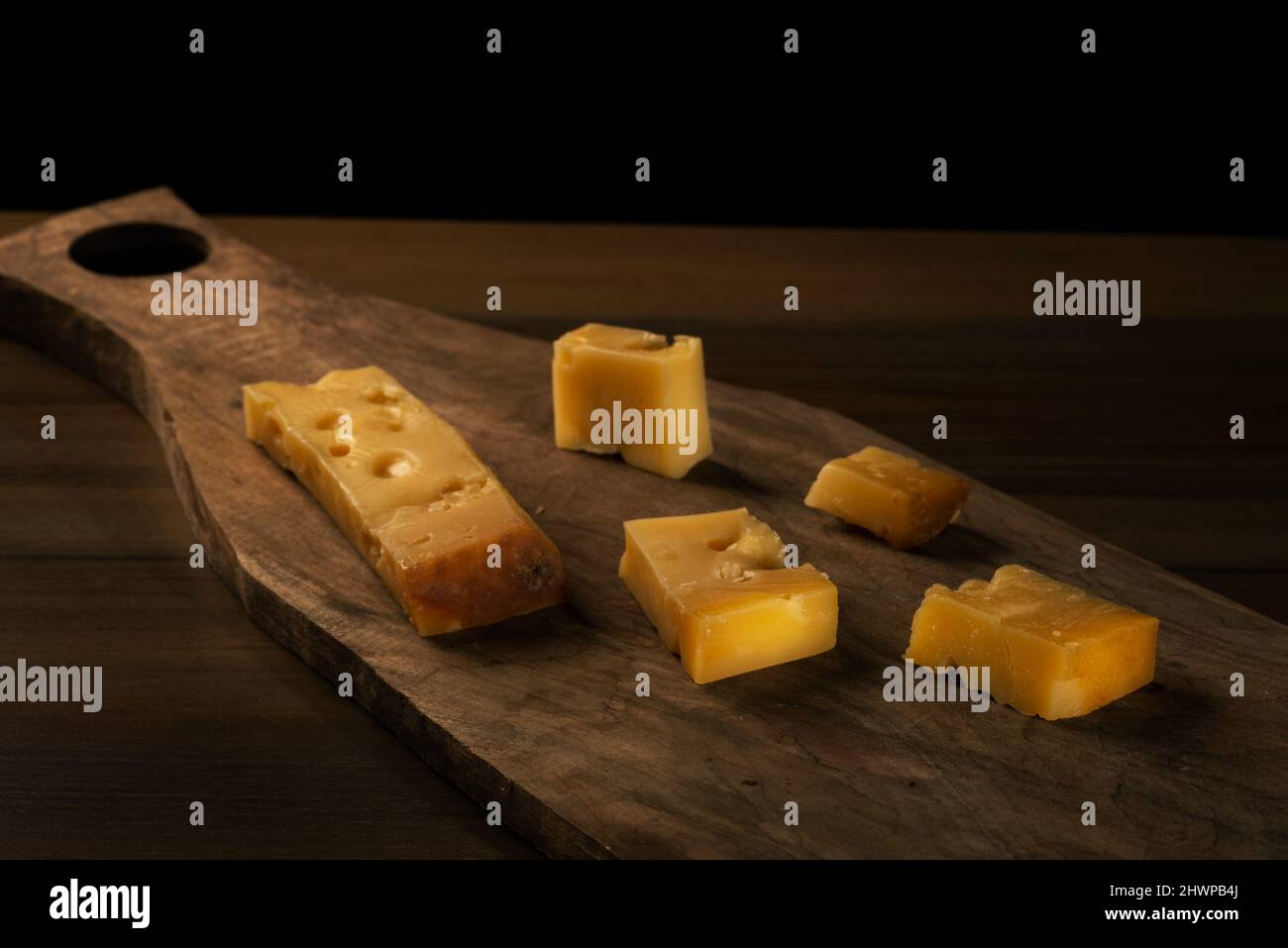 Tacchino a fette Kars fatto Gruyere formaggio su un tagliere di legno Foto Stock