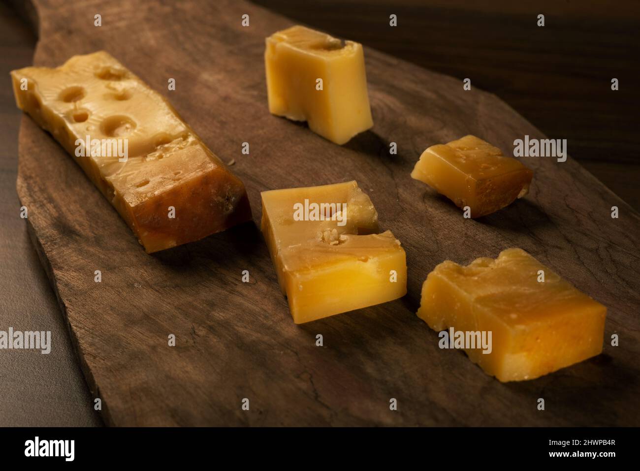 Tacchino a fette Kars fatto Gruyere formaggio su un tagliere di legno Foto Stock