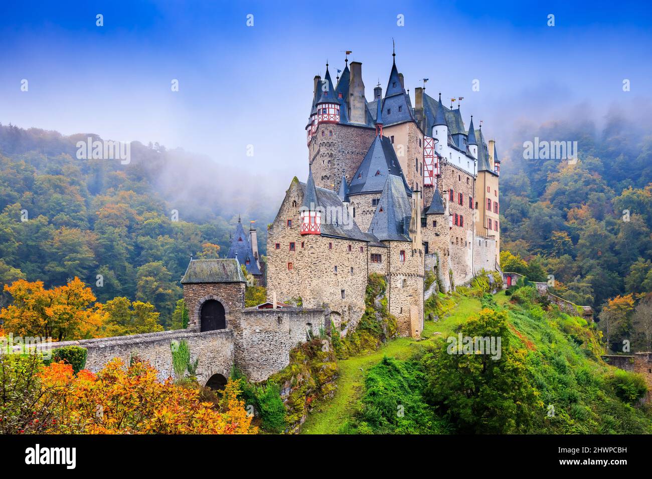 Castello Eltz o Burg Eltz. Castello medievale sulle colline sopra il fiume Moselle. Renania Palatinato in Germania. Foto Stock