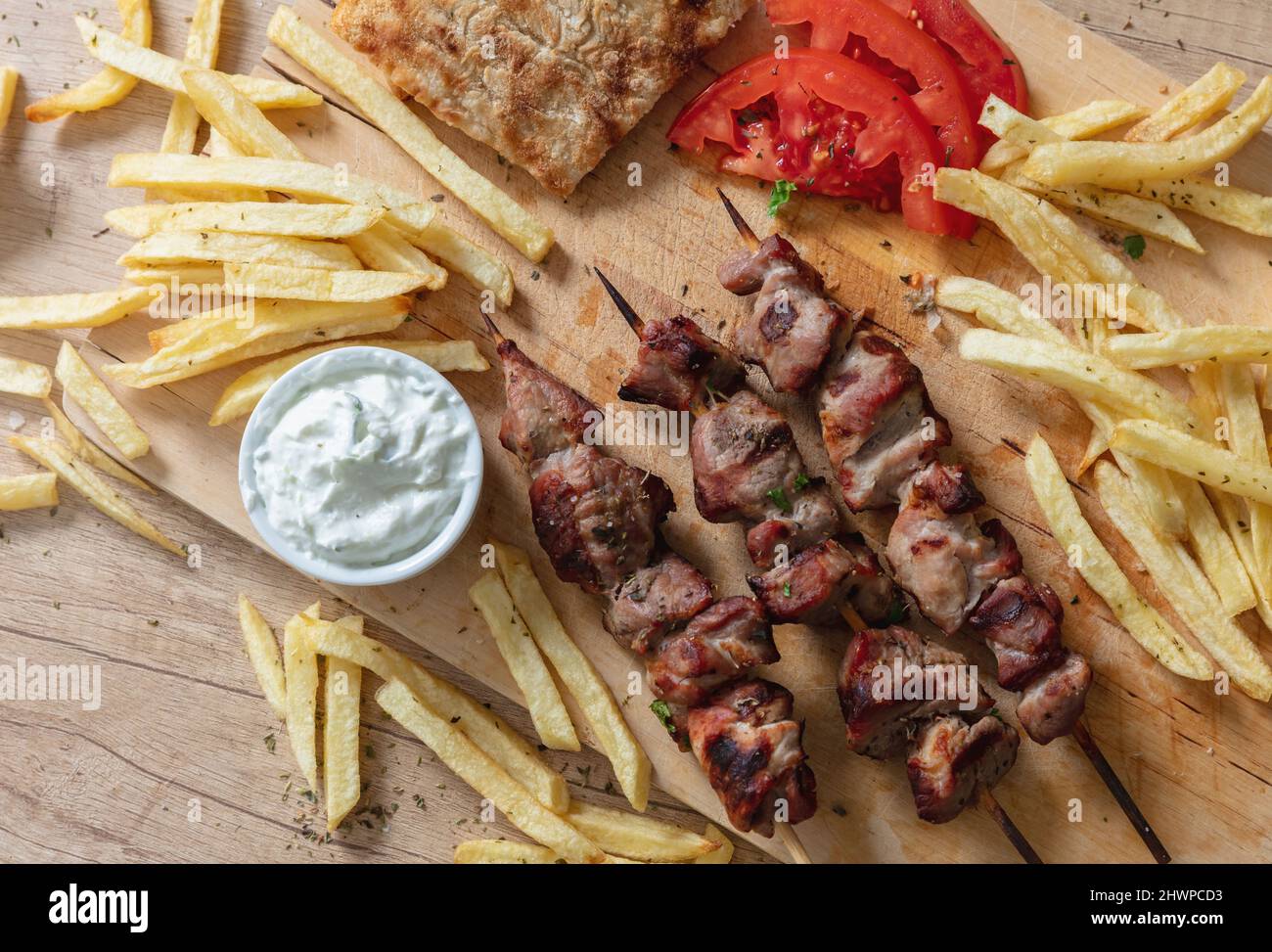 Piatto souvlaki, cibo di carne greca. Spiedini alla griglia e pita pane su tavola di legno, vista ravvicinata dall'alto, Foto Stock