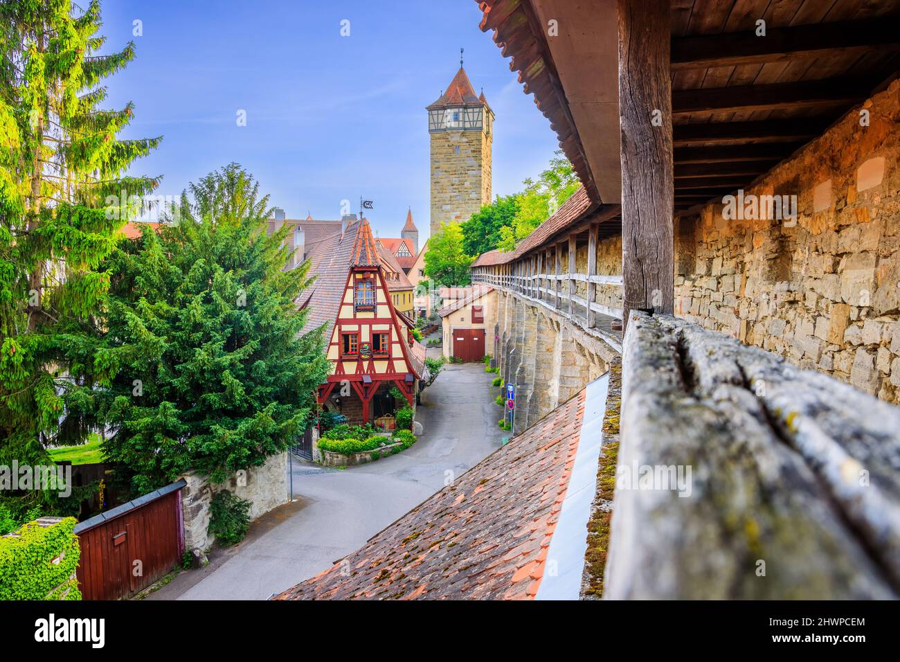 Rothenburg ob der Tauber, Baviera, Germania. Mura medievali della città e torre. Foto Stock