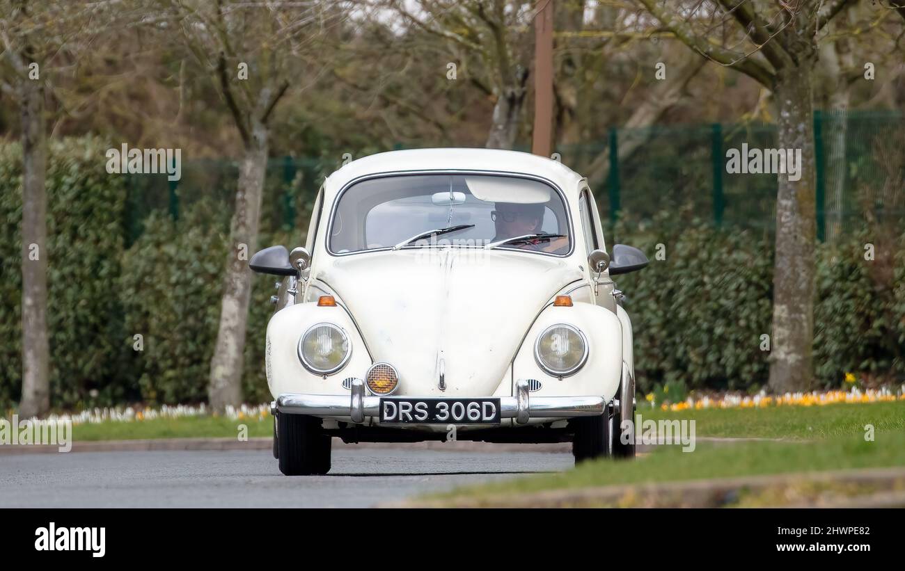 vecchia-automobile-bianca-del-volkswagen-immagini-e-fotografie-stock-ad