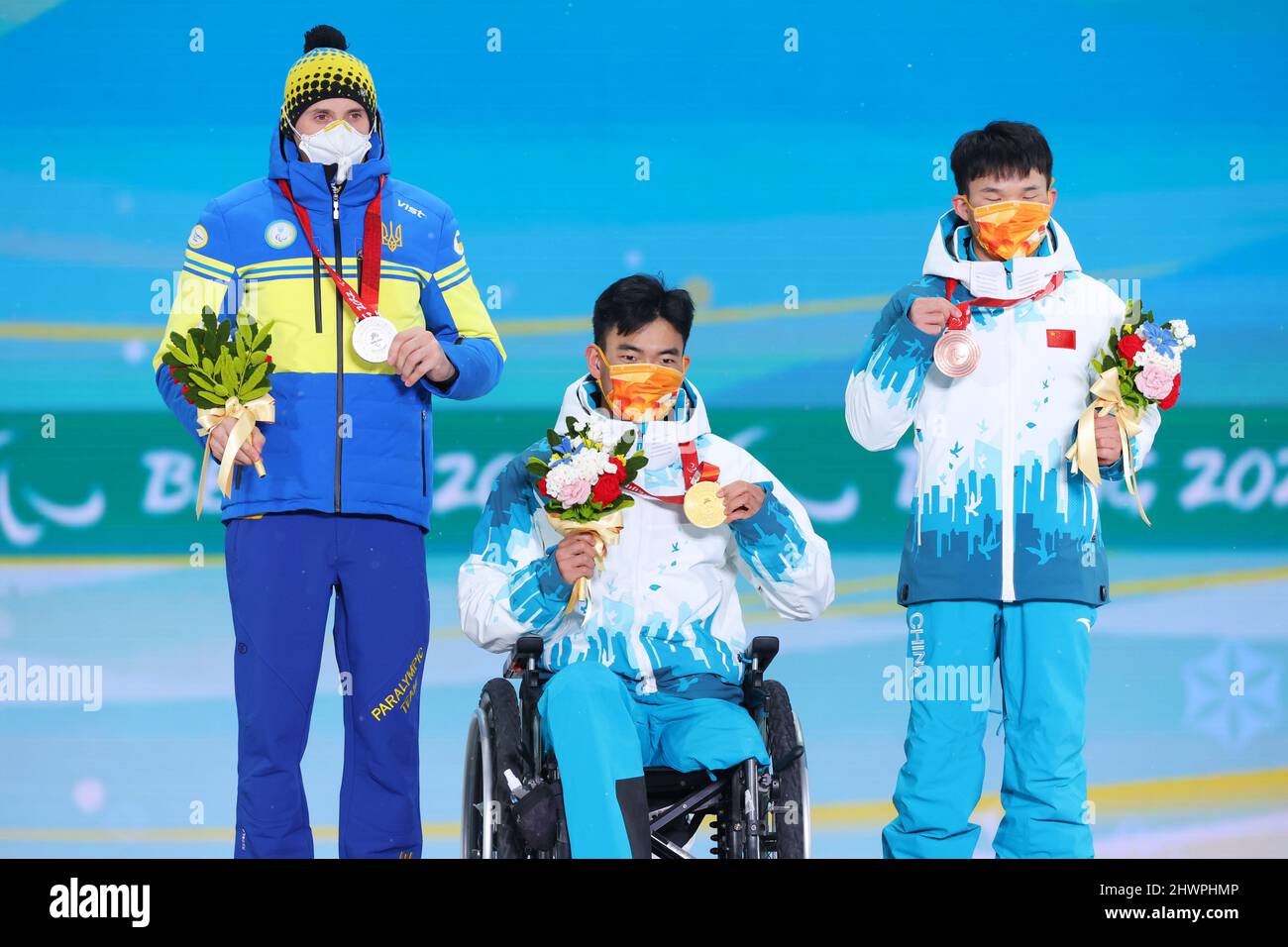 Zhangjiakou, Hebei, Cina. 6th Mar 2022. (L-R) Rad Taras (UKR), Liu Zixu (CHN), Liu Mengtao (CHN) Biathlon : cerimonia della Medaglia di seduta del 6km durante i Giochi Paralimpici invernali di Pechino 2022 alla Medaglia di Zhangjiakou Plaza a Zhangjiakou, Hebei, Cina. Credit: Yohei Osada/AFLO SPORT/Alamy Live News Foto Stock