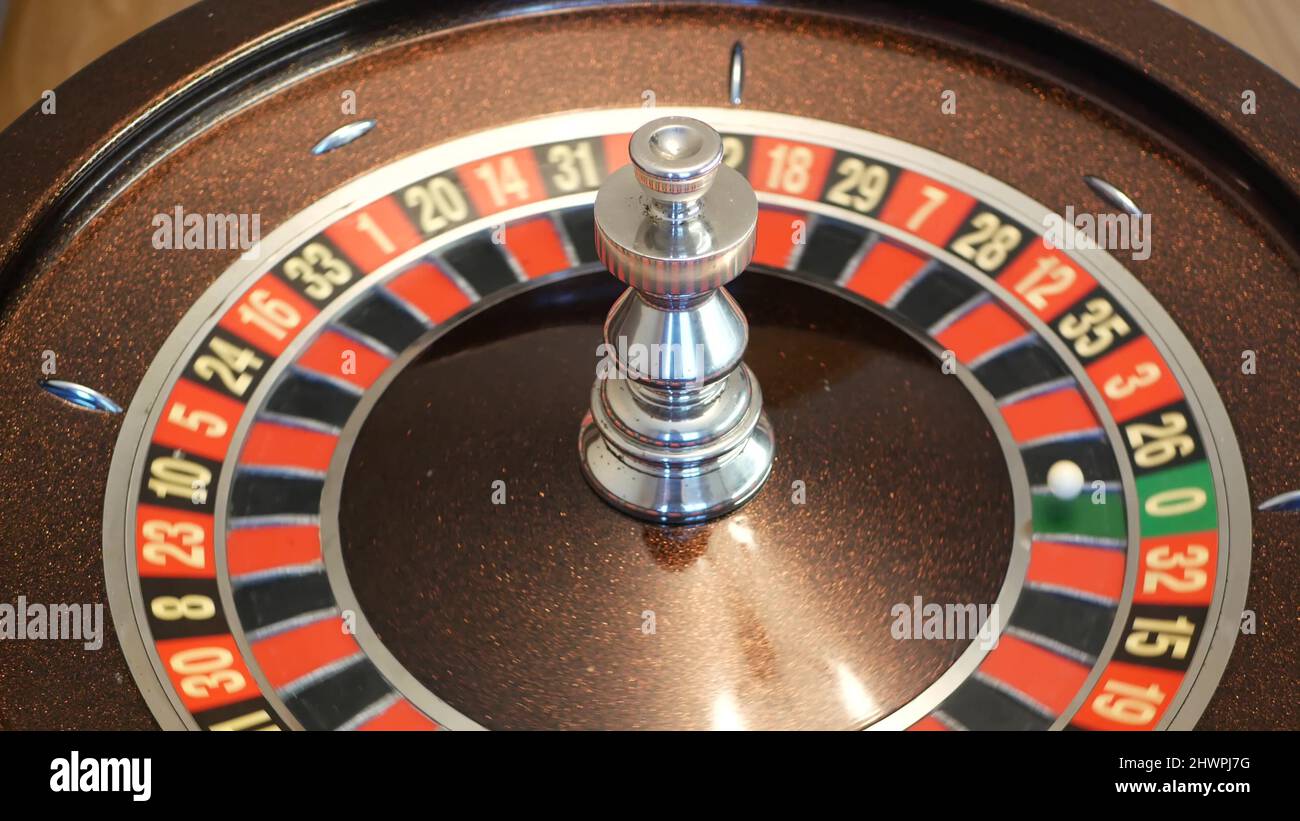 Palla su tavolo di roulette francese in legno nel casinò. La ruota gira,  gira o ruota. Numeri pari e dispari, settori nero, rosso e zero. Scommesse  nel gioco d'azzardo. Denaro che gioca,