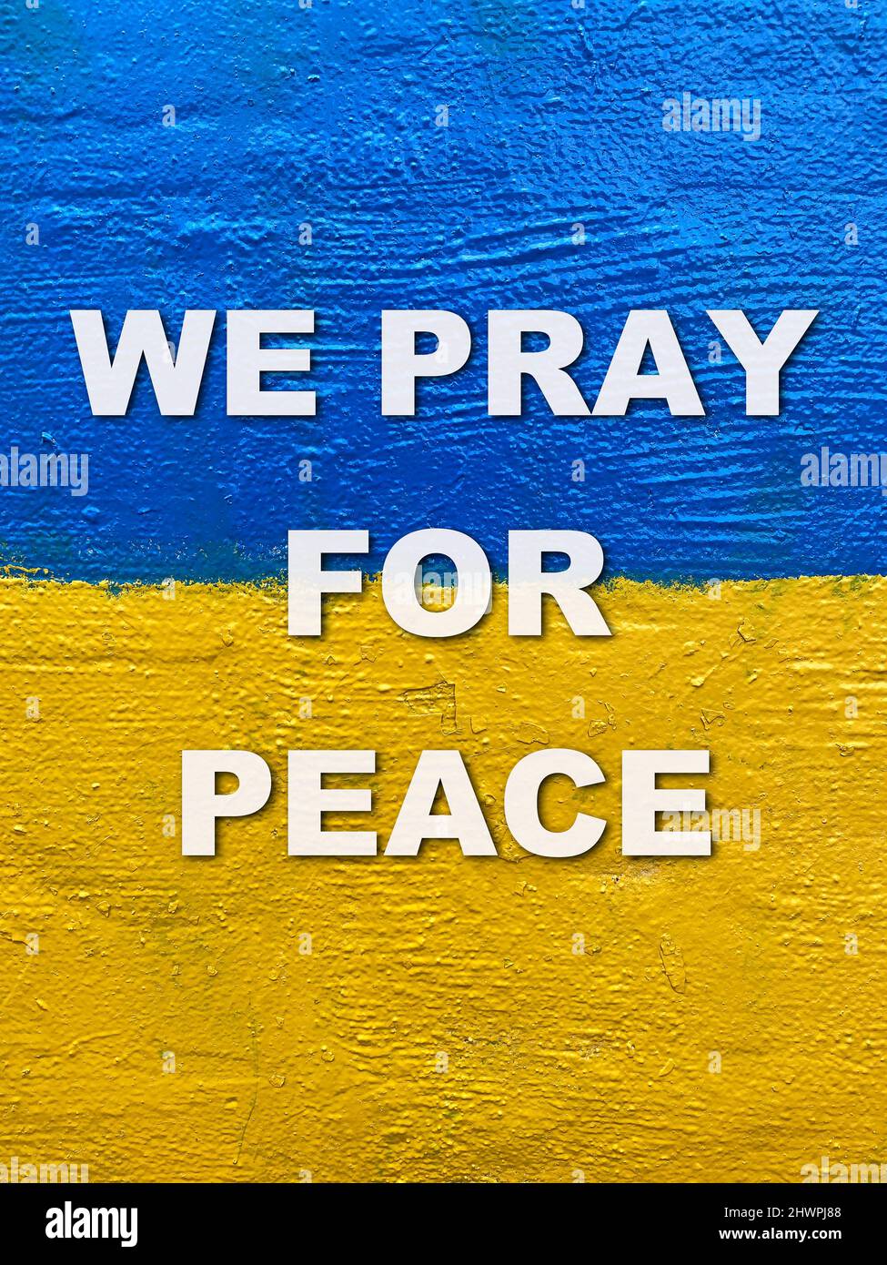 Preghiamo per il messaggio di pace sulla bandiera Ucraina dipinta sul muro Foto Stock