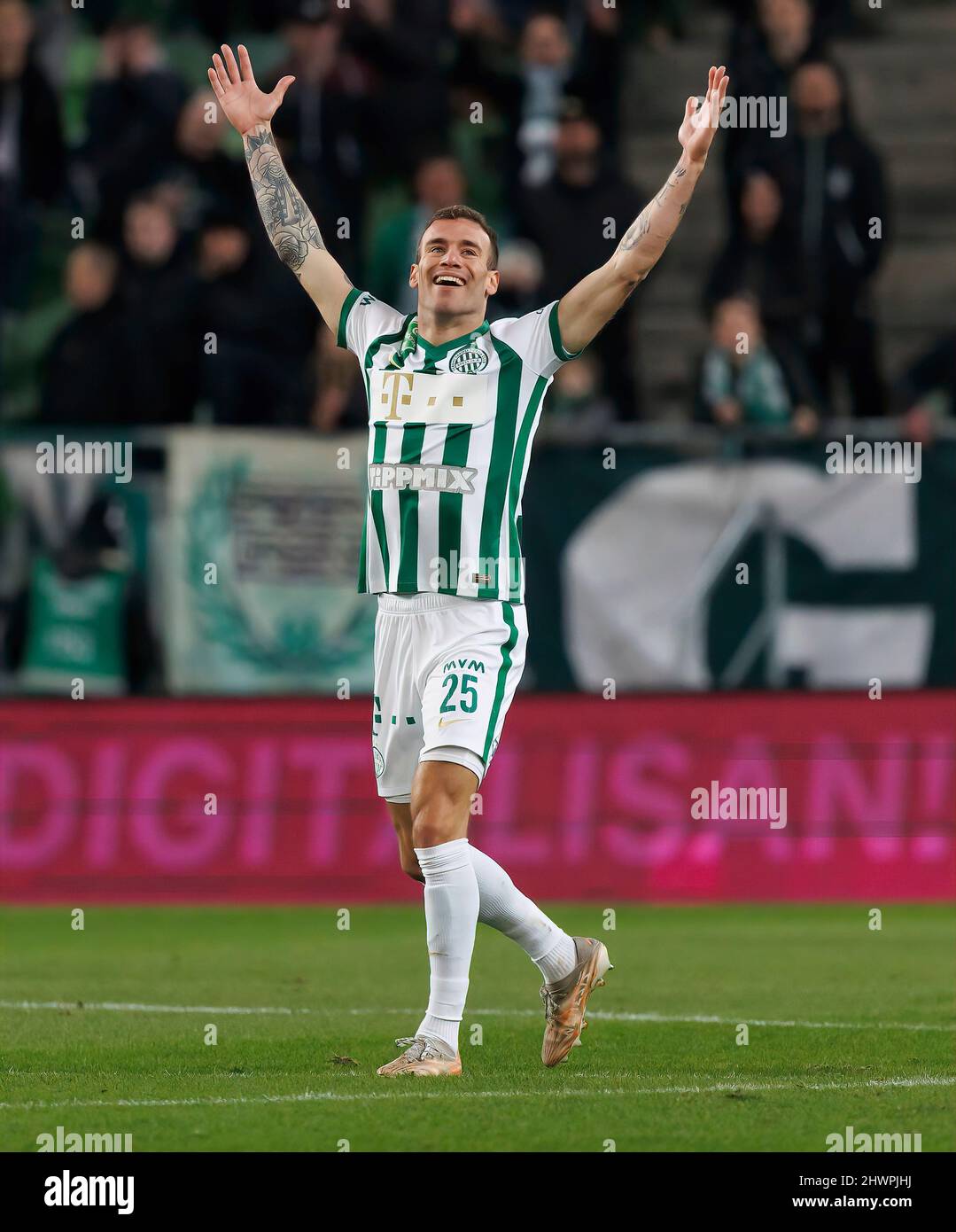 BUDAPEST, UNGHERIA - 6 MARZO: Miha Blazic di Ferencvarosi TC reagisce durante la partita ungherese OTP Bank Liga tra Ferencvarosi TC e Kisvarda Master Good alla Groupama Arena il 6 marzo 2022 a Budapest, Ungheria. Foto Stock