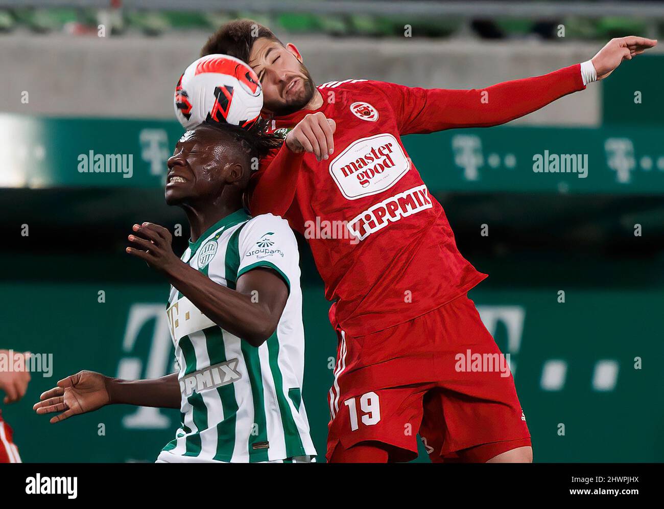 BUDAPEST, UNGHERIA - MARZO 6: Fortune Bassey di Ferencvarosi TC battaglie per la palla in aria con Herdi Prenga di Kisvarda Master Good durante la partita Ungherese OTP Bank Liga tra Ferencvarosi TC e Kisvarda Master Good alla Groupama Arena il 6 marzo 2022 a Budapest, Ungheria. Foto Stock