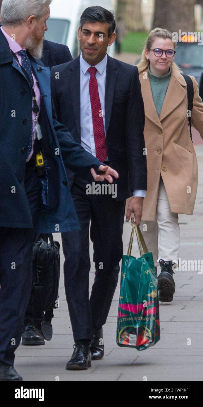 Londra, Inghilterra, Regno Unito. 7th Mar 2022. Cancelliere dello scacchiere RISHI SUNAK è visto al di fuori del Tesoro a Westminster, (Credit Image: © Tayfun Salci/ZUMA Press Wire) Credit: ZUMA Press, Inc./Alamy Live News Foto Stock