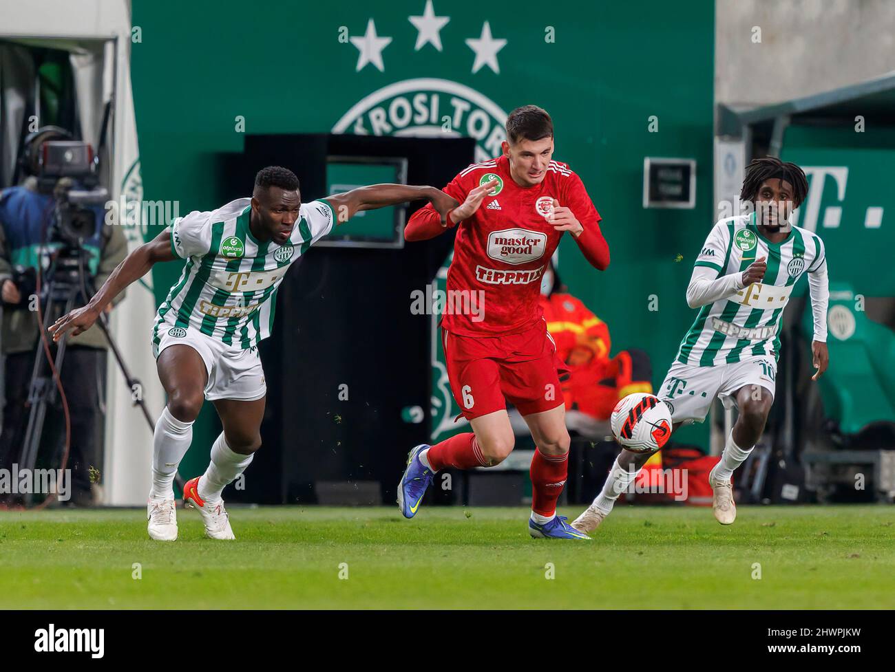 BUDAPEST, UNGHERIA - MARZO 6: Anderson Esiti di Ferencvarosi TC sfida Bence Otvos di Kisvarda Master Good accanto a Tokmac Chol Nguen di Ferencvarosi TC (r) durante l'Ungherese OTP Bank Liga Match tra Ferencvarosi TC e Kisvarda Master Good alla Groupama Arena il 6 marzo 2022 a Budapest, Ungheria. Foto Stock