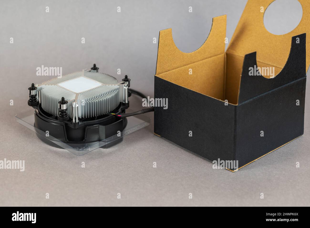Nuovo refrigerante CPU AMD e scatola di cartone nera vuota. AMD è una multinazionale americana di semiconduttori con sede a Santa Clara, California. Ucraina, Foto Stock