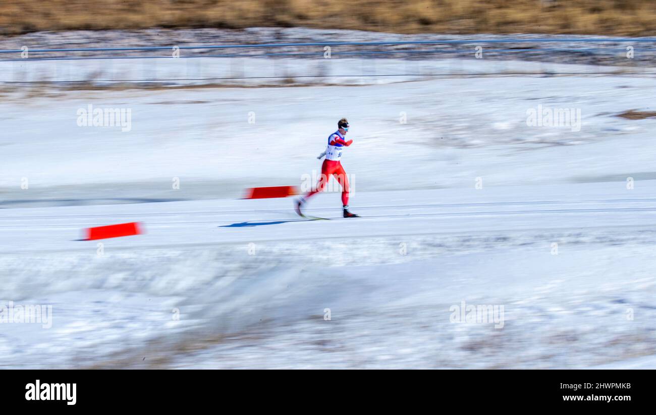 Zhangjiakou, Cina. 07th Mar 2022. Paralimpiadi, Para Ski Nordic, cross country, 20km, classic, In piedi, uomini, Witold Skupien dalla Polonia in pista durante la corsa oltre 20 chilometri. (Shot with long exposure time) Credit: Jens Büttner/dpa-Zentralbild/dpa/Alamy Live News Foto Stock