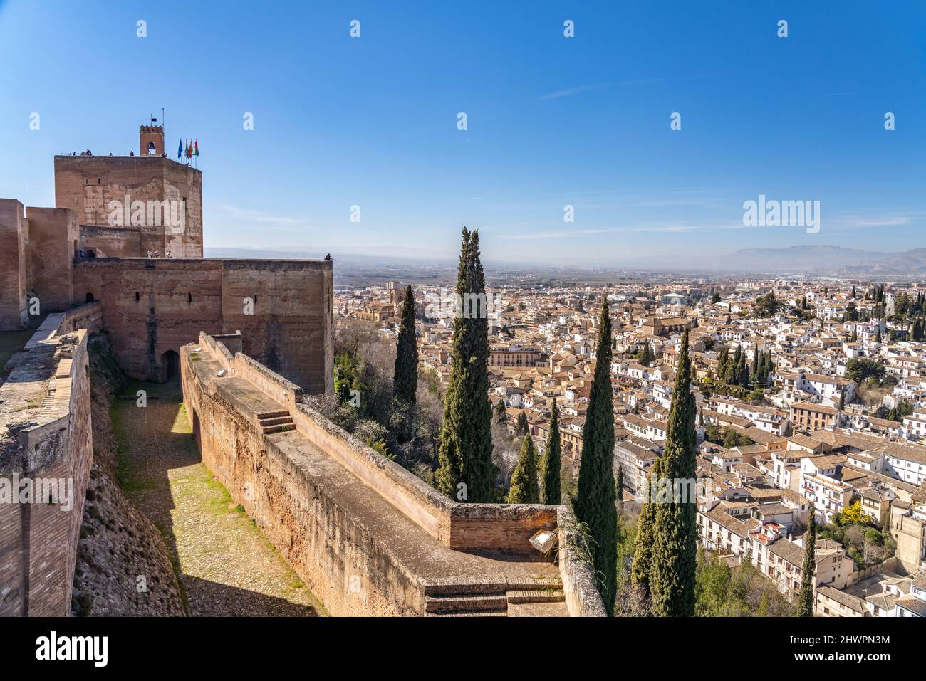 Blick von der Burganlage der Alhambra auf das ehemalige maurische Wohnviertel Albaicín in Granada, Andalusia, spagnolo | Vista dal palazzo e f Foto Stock