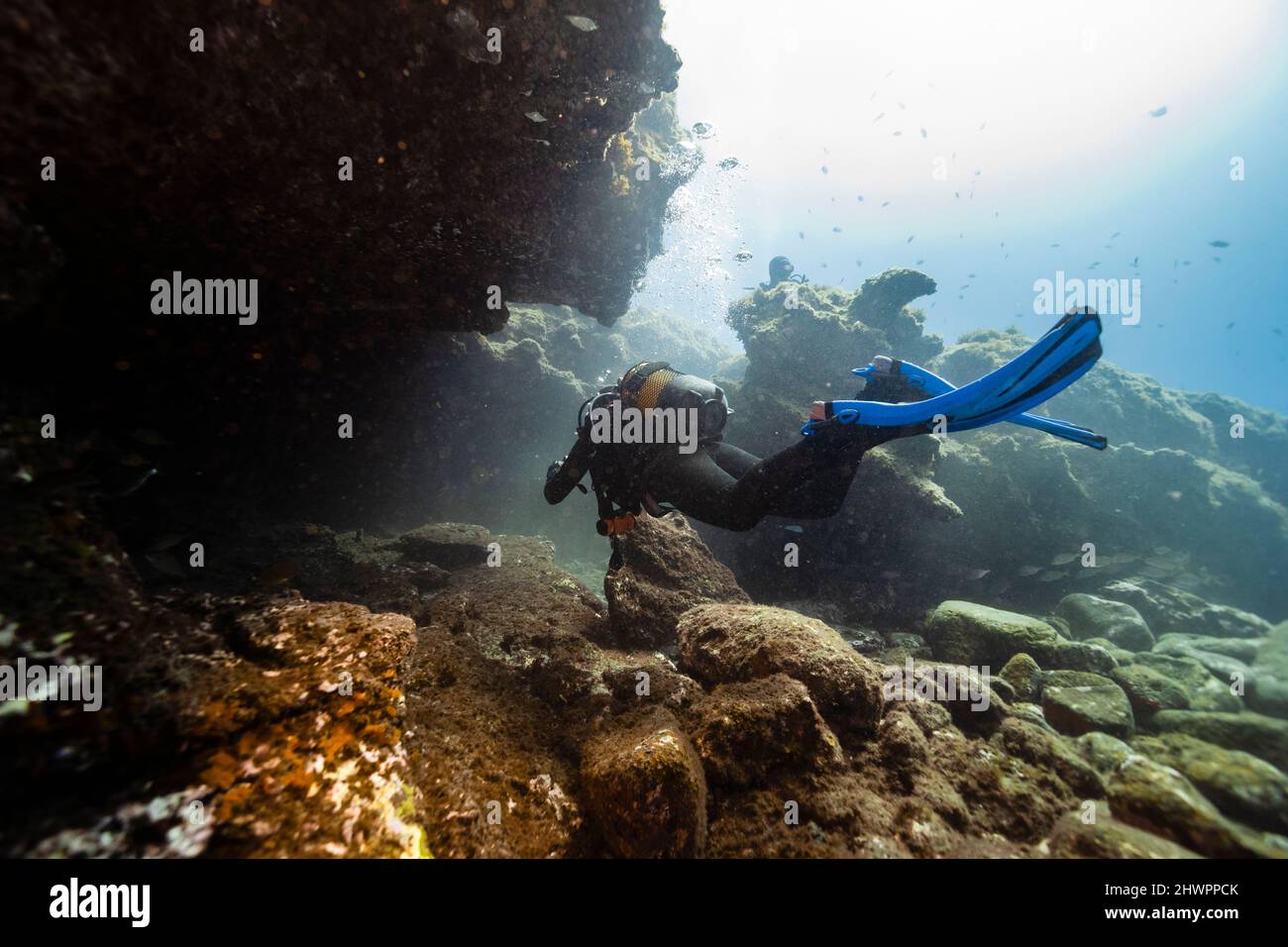 Giovane uomo con attrezzatura subacquea da rocce sottomarino Foto Stock