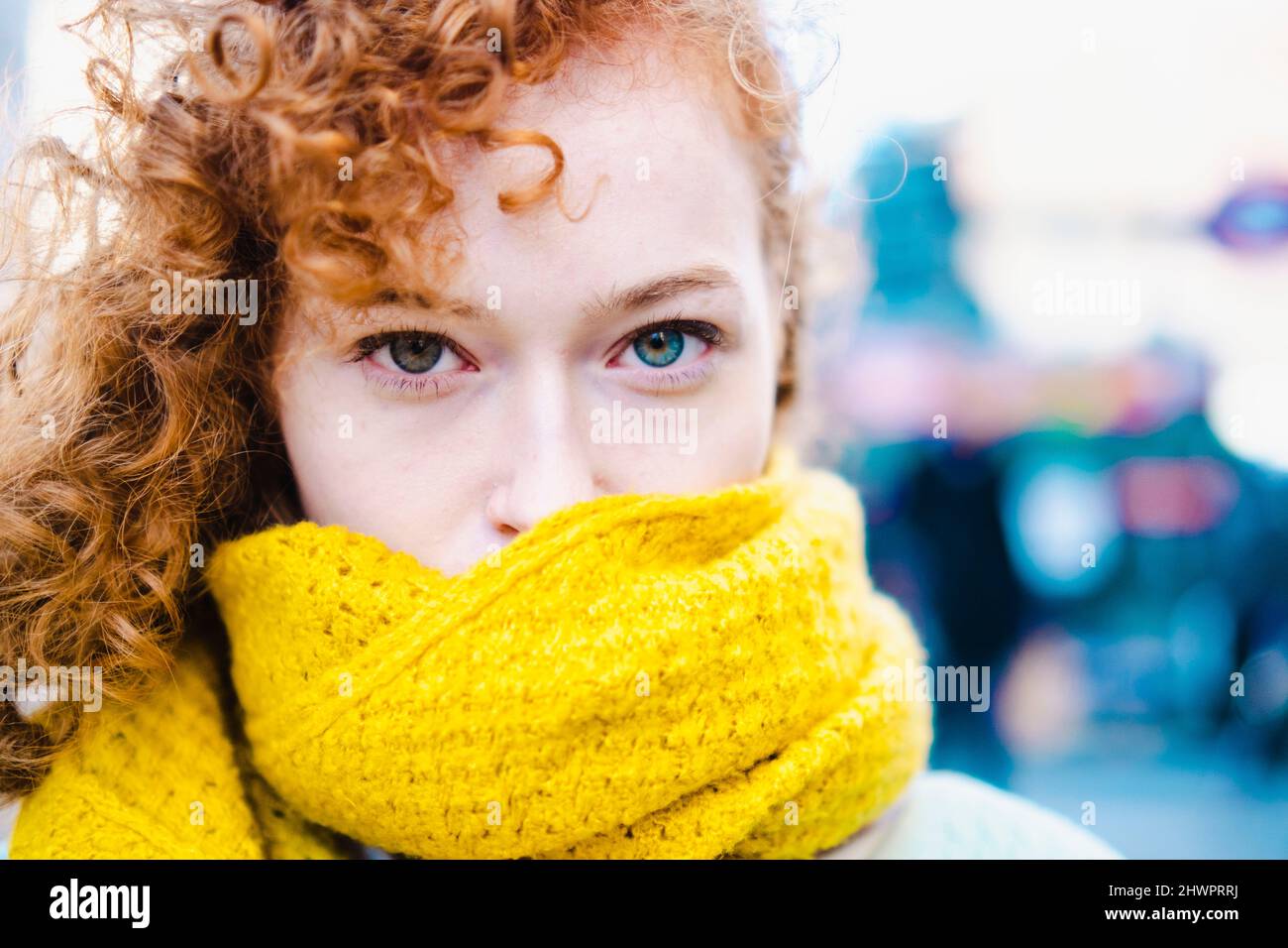 Donna rossa con sciarpa gialla Foto Stock