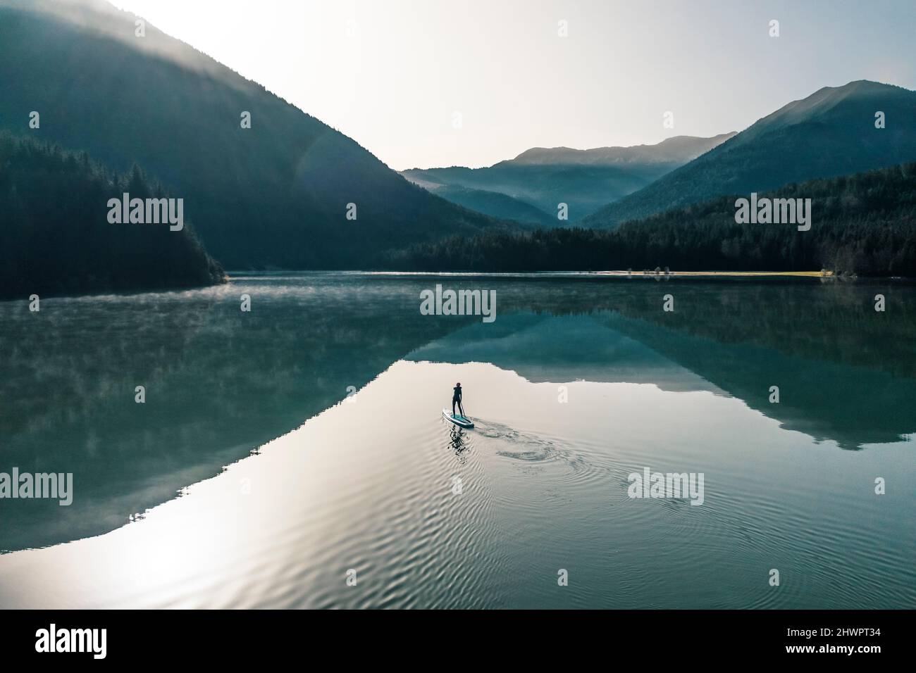 Donna pagaia sul lago Sylvenstein, Bad Tolz, Baviera, Germania Foto Stock