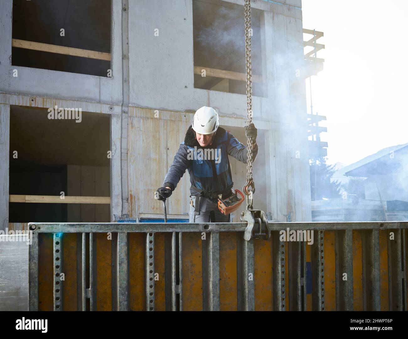 Catena di supporto del lavoratore fissata con materiale da costruzione in loco Foto Stock