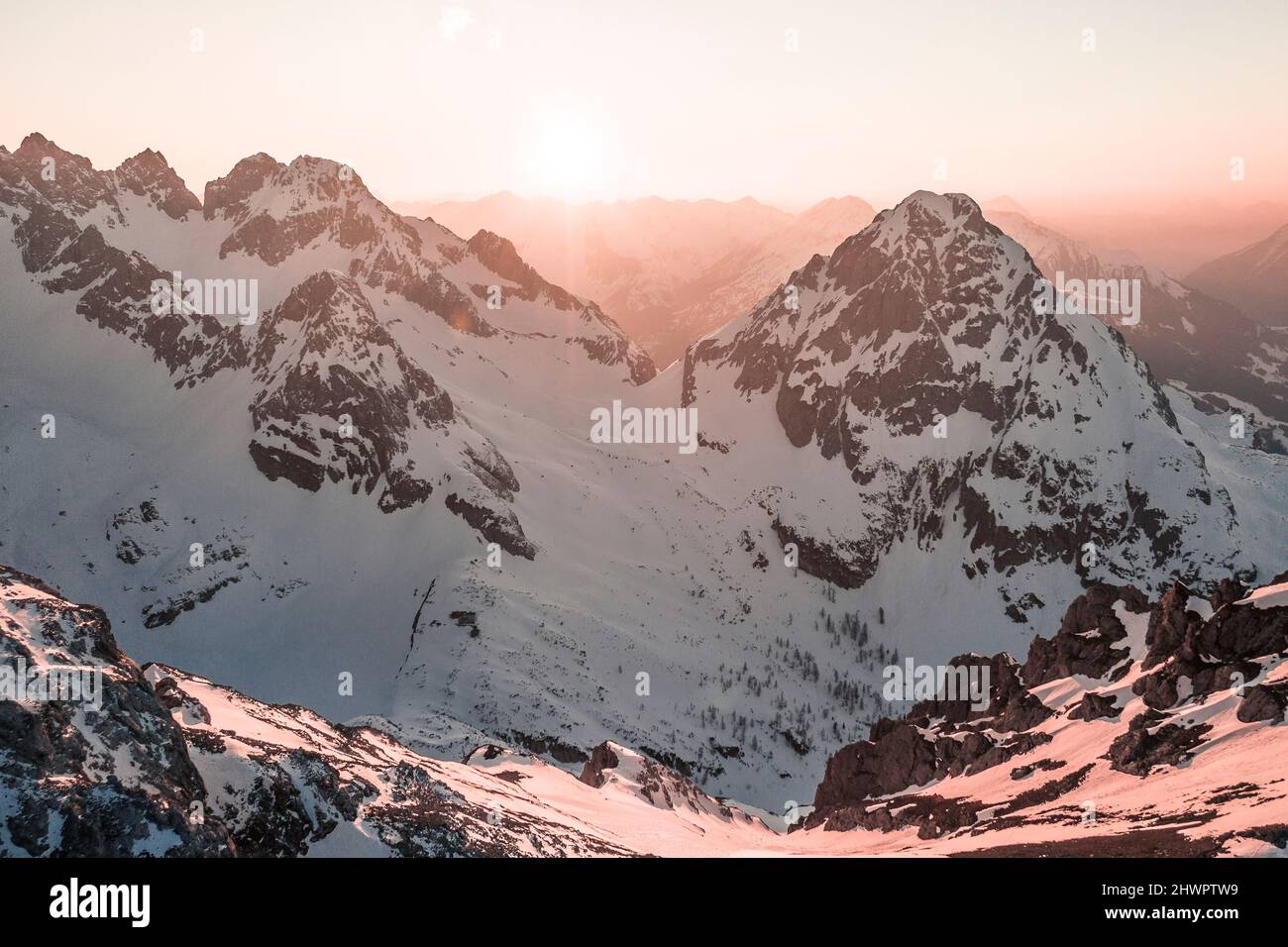 Vista idilliaca del monte Ehrwalder Sonnenspitze al tramonto, Vorderer Tajakopf, Ehrwald, Tirolo, Austria Foto Stock