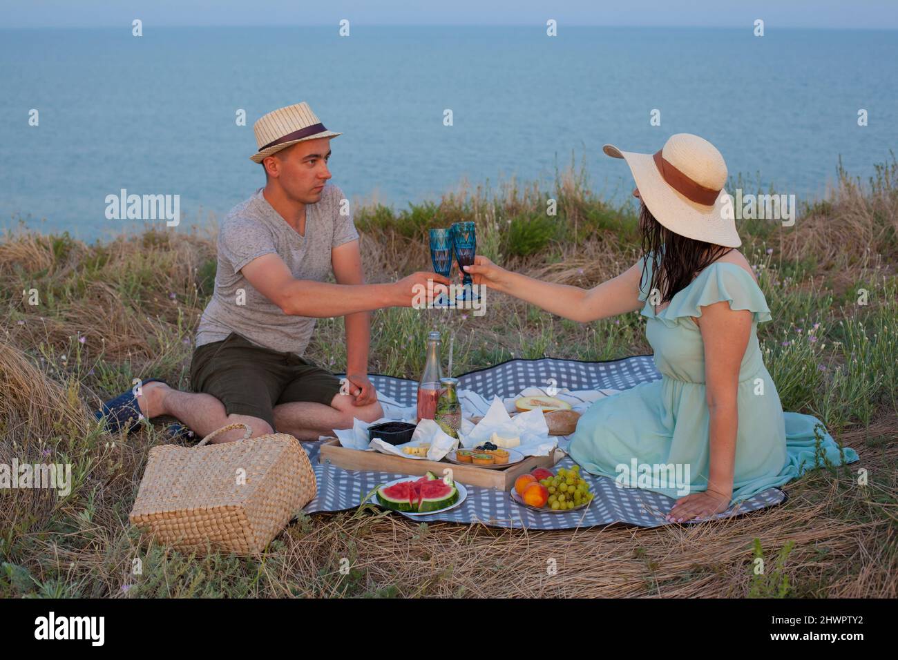 Concetto di fare picnic sul mare durante le vacanze estive o week-end. Foto Stock