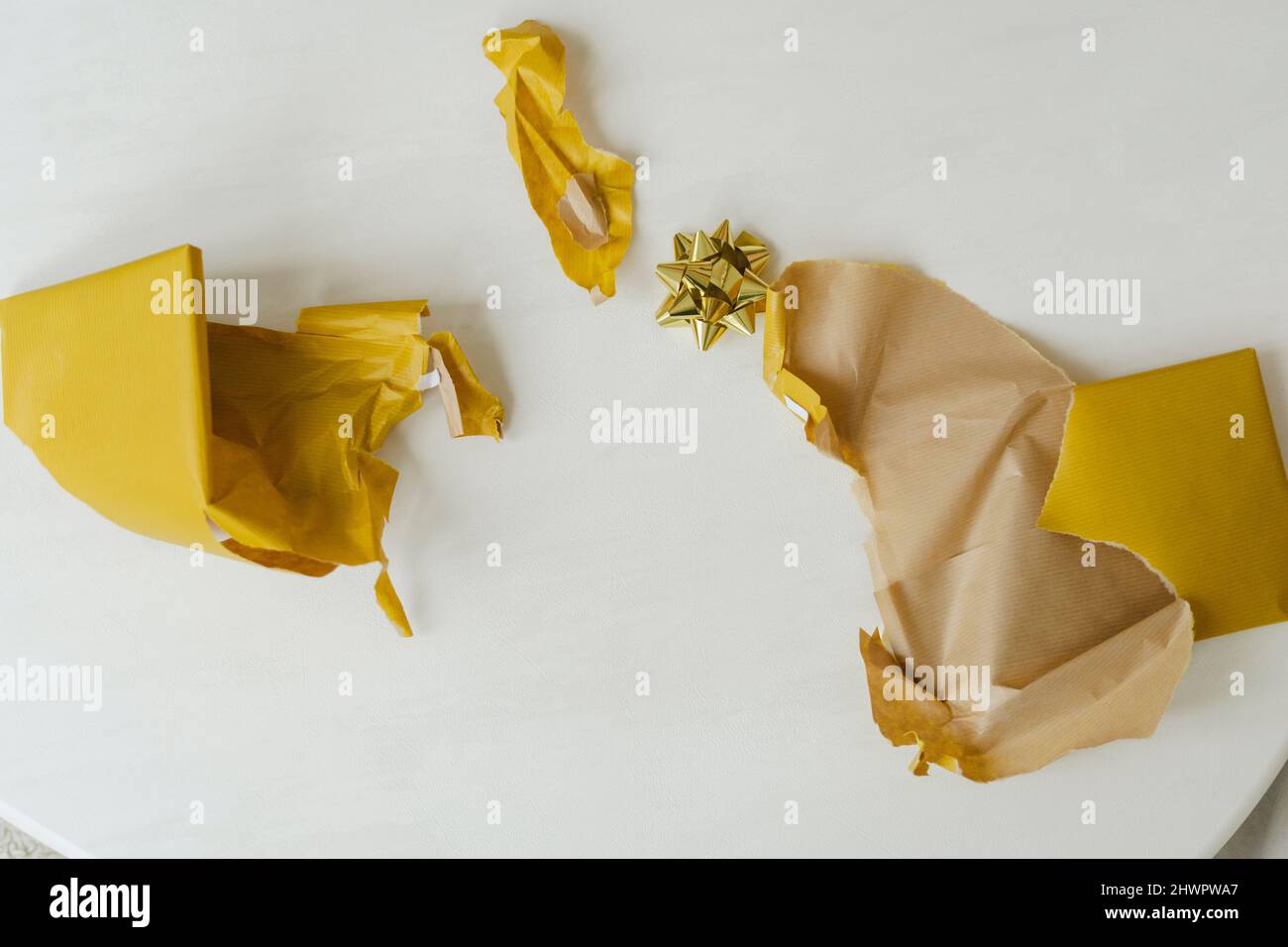 Carta da imballaggio in omaggio strappata sul tavolo Foto Stock