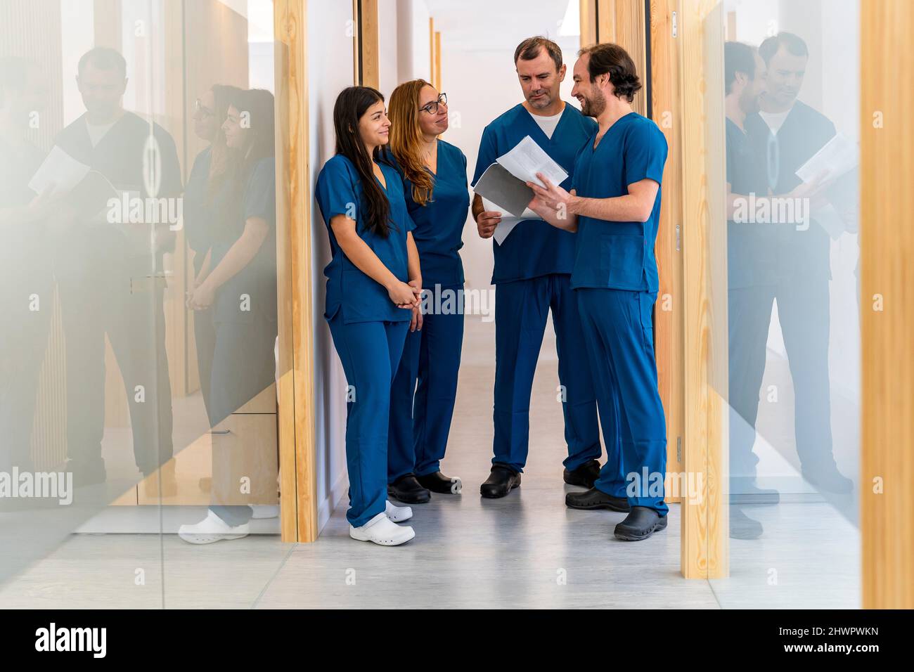 Medici e infermieri che discutono insieme nel corridoio dell'ospedale Foto Stock