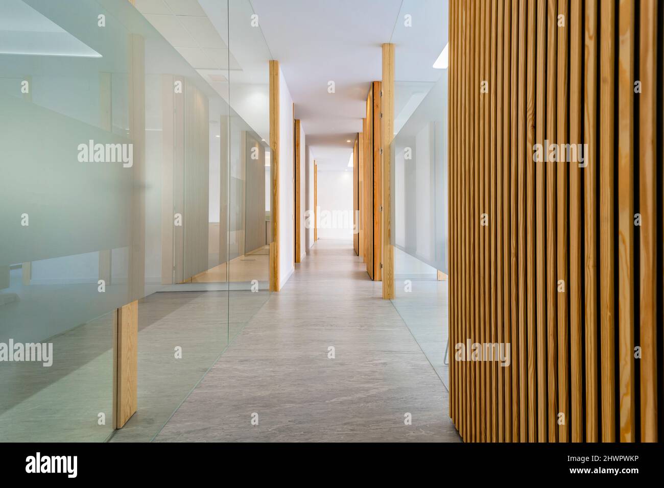 Pareti di vetro in corridoio presso la clinica medica Foto Stock