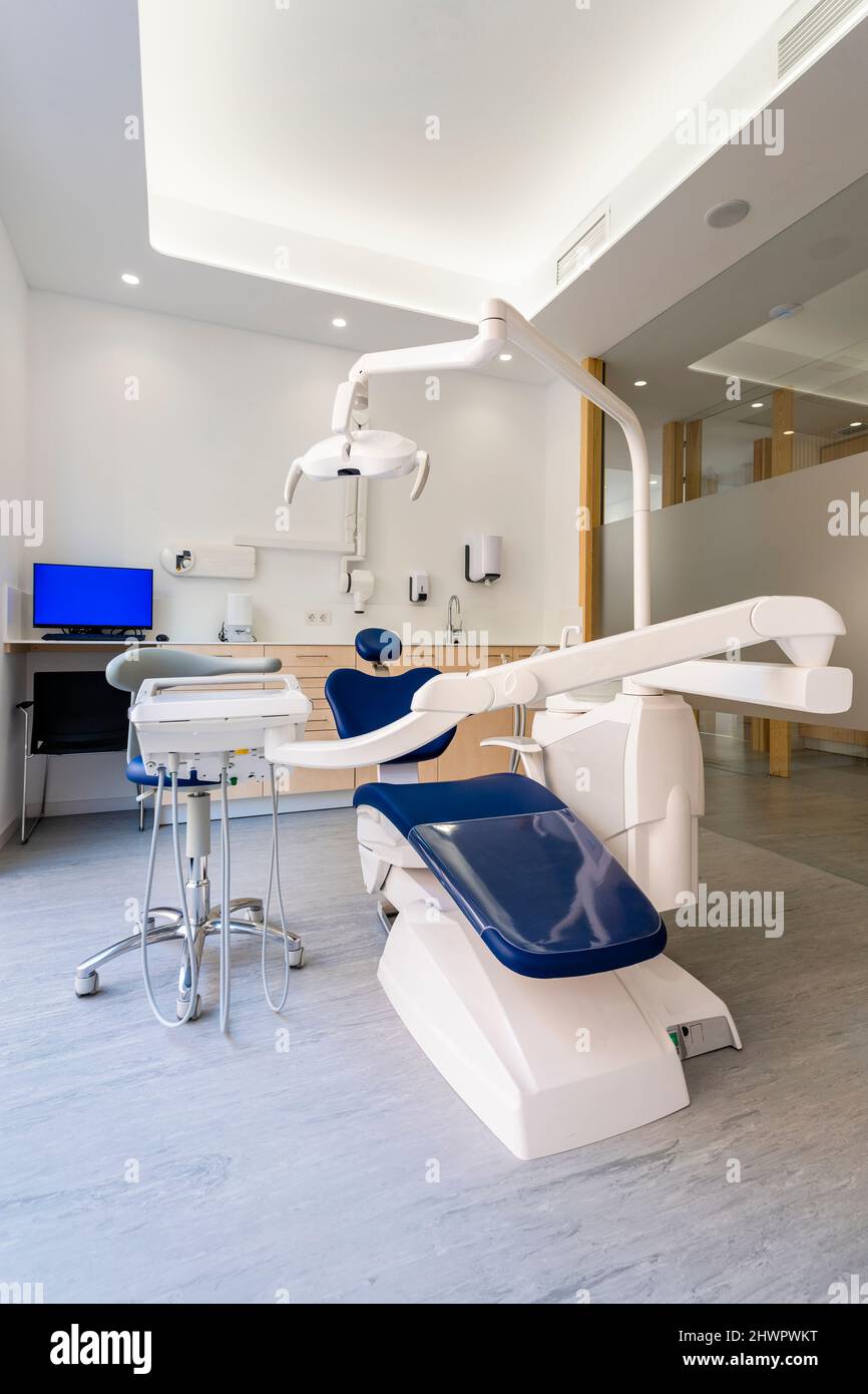 Sedia del dentista vuota in clinica medica Foto Stock