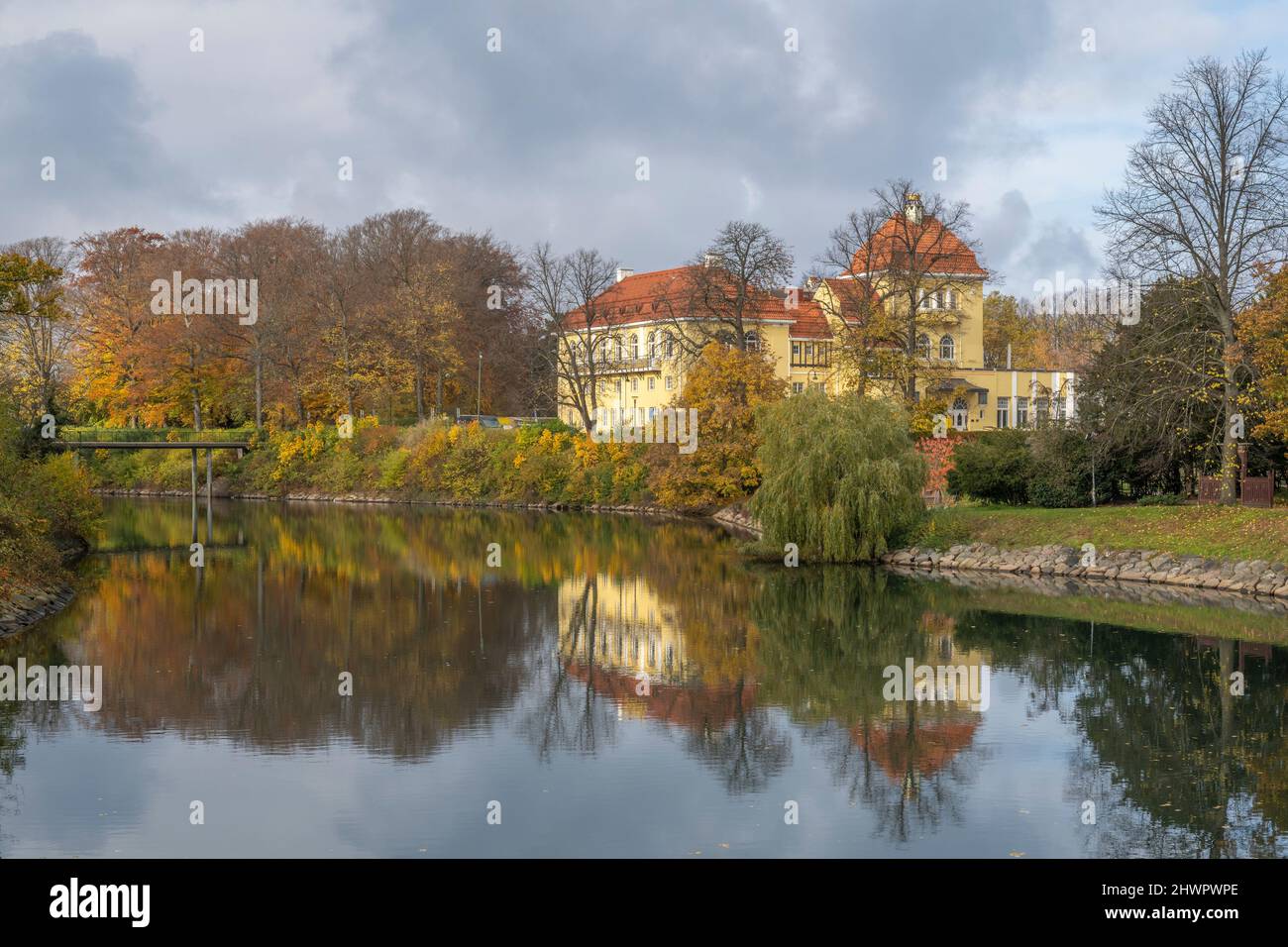 Svezia, Skane County, Malmo, Kungsparken in autunno con Casino in background Foto Stock