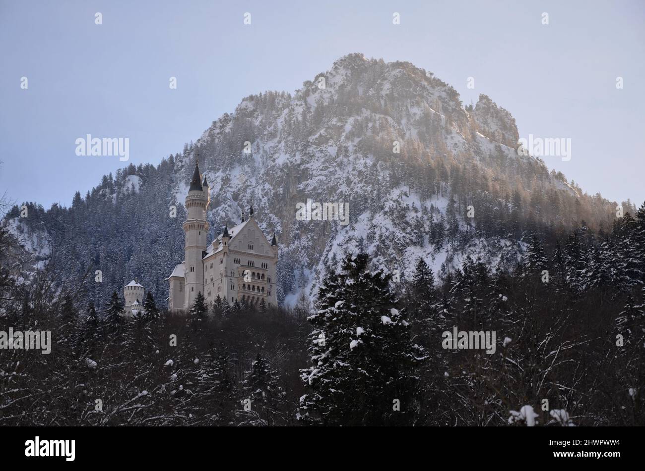 GERMANIA, Baviera, Schwangau, Hohenschwangau, Neuschwanstein e dintorni sotto la neve Foto Stock