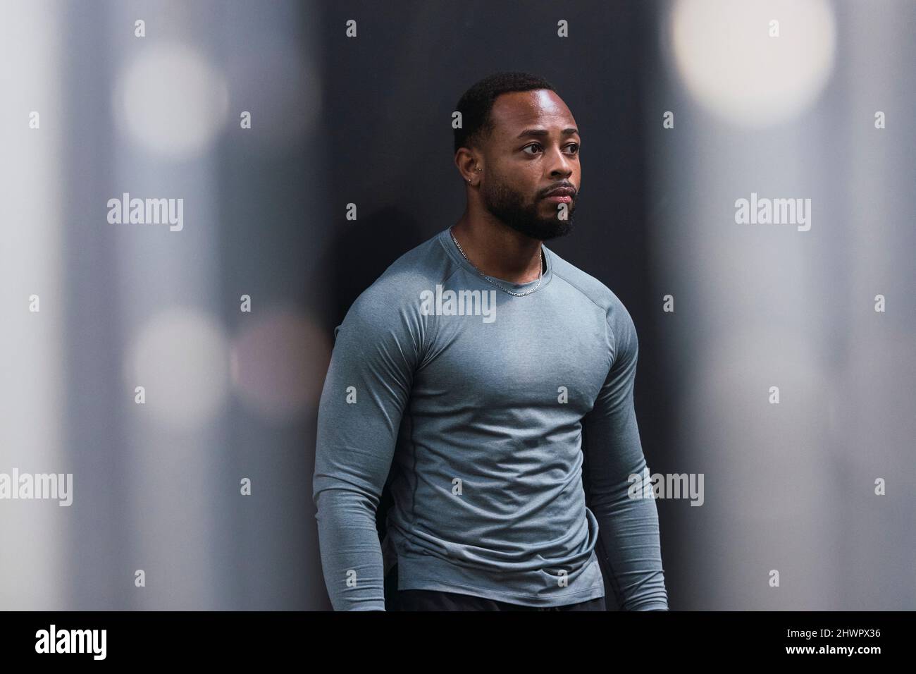 Atleta contemplativo in abbigliamento sportivo in palestra Foto Stock