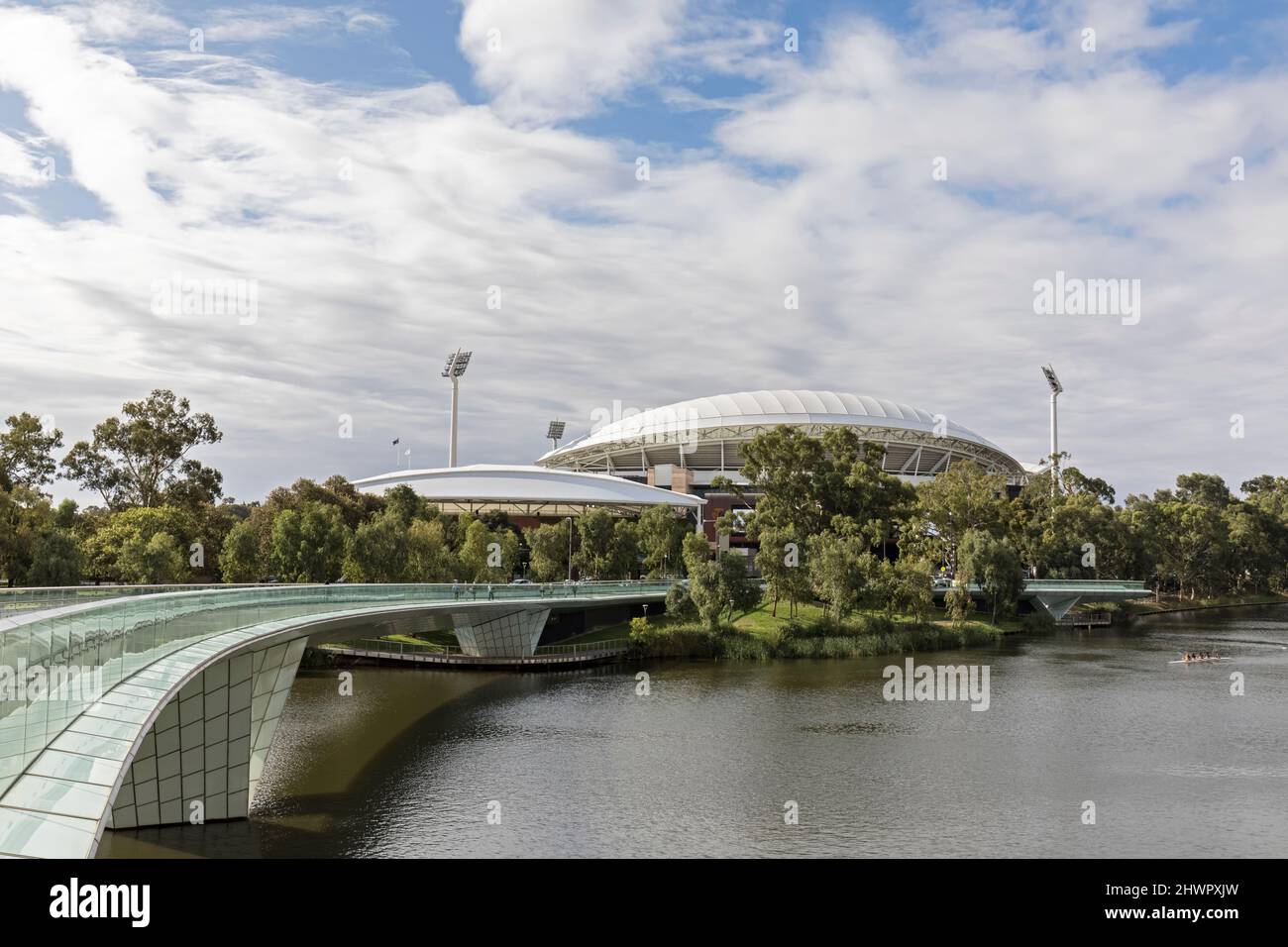Australia, Australia Meridionale, Adelaide, Bridge over River Torrens con Adelaide Oval sullo sfondo Foto Stock
