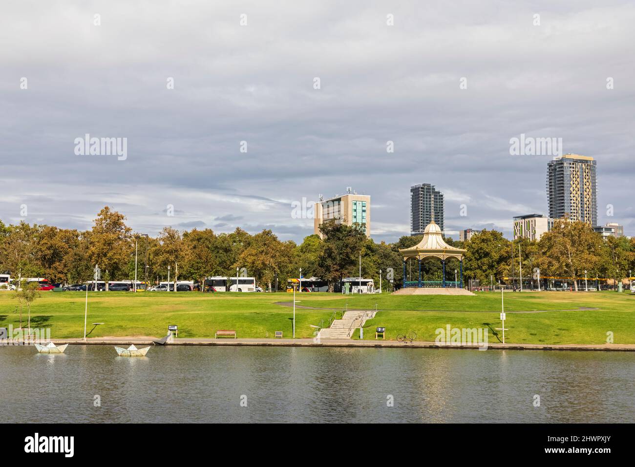 Australia, Australia Meridionale, Adelaide, Elder Park con skyline della città sullo sfondo Foto Stock