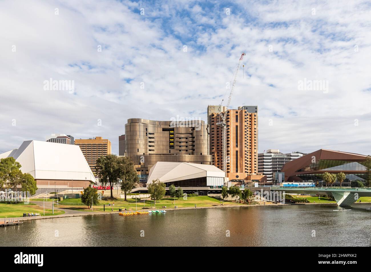 Australia, South Australia, Adelaide, River Torrens e Elder Park con il Centro Festival di Adelaide e il Centro Congressi di Adelaide in background Foto Stock