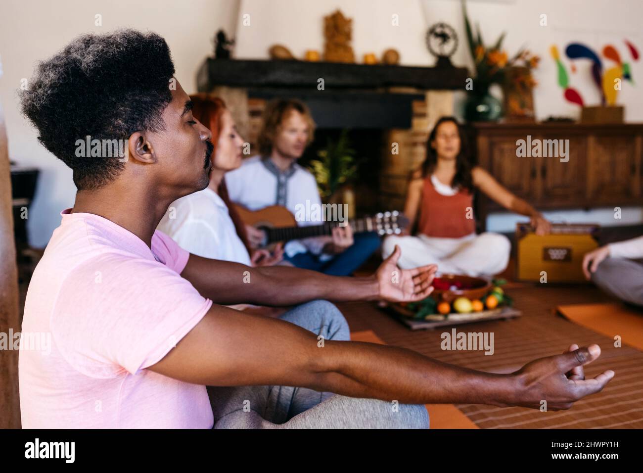 Uomo meditante alla terapia musicale in agriturismo Foto Stock