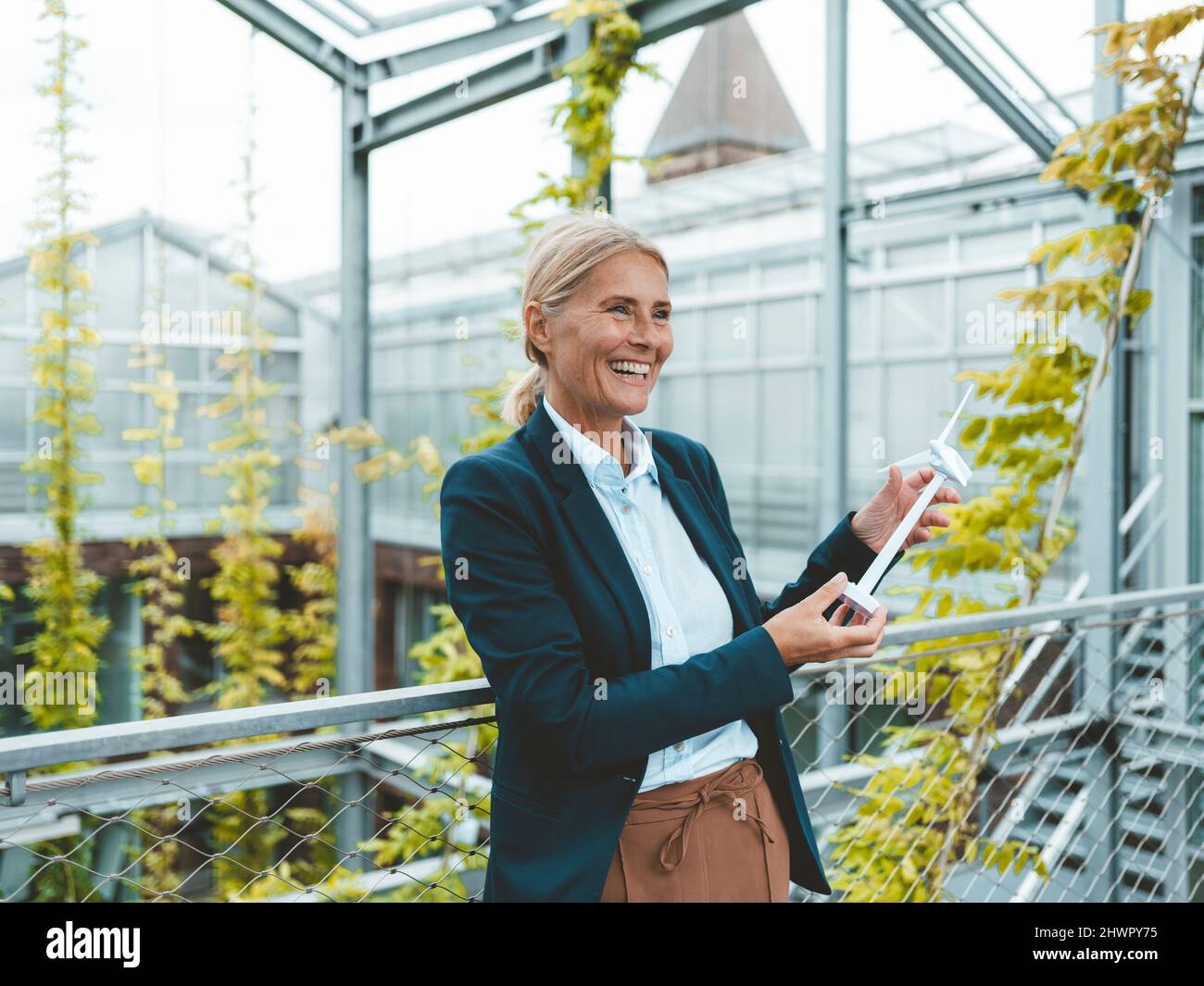 Agronomo felice con modello di turbina eolica in giardino centro Foto Stock Agronomo felice con modello di turbina eolica in giardino centro Foto Stock
