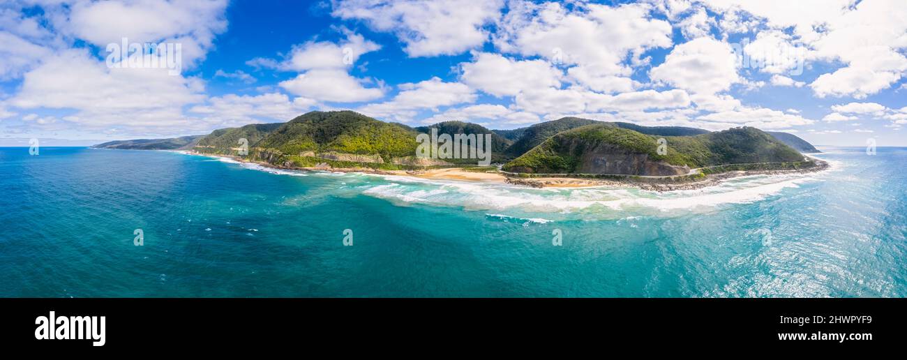 Australia, Victoria, vista aerea delle colline costiere lungo la Great Ocean Road Foto Stock