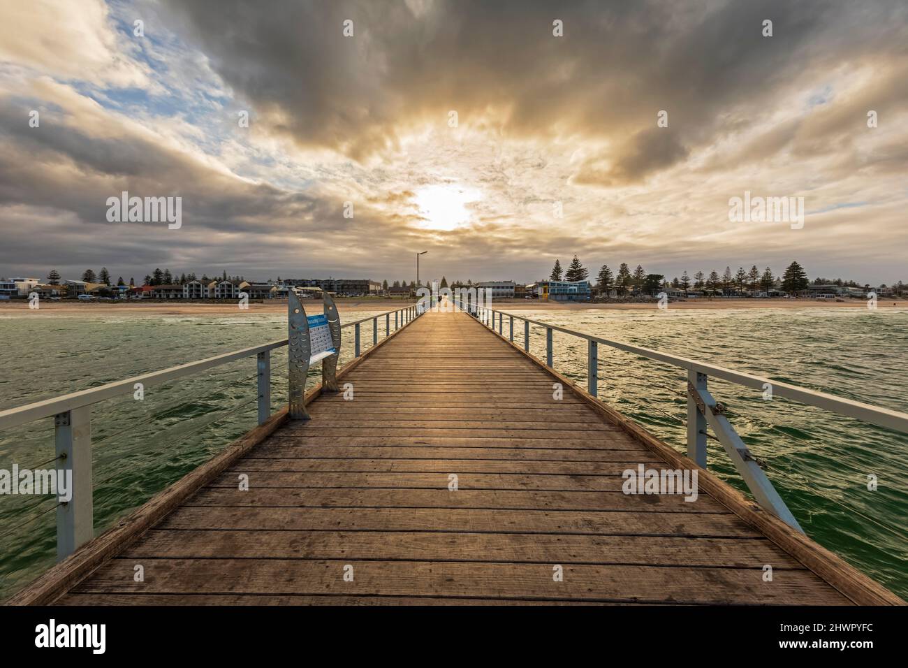 Australia, Australia Meridionale, Adelaide, Henley Beach Jetty al tramonto nuvoloso Foto Stock