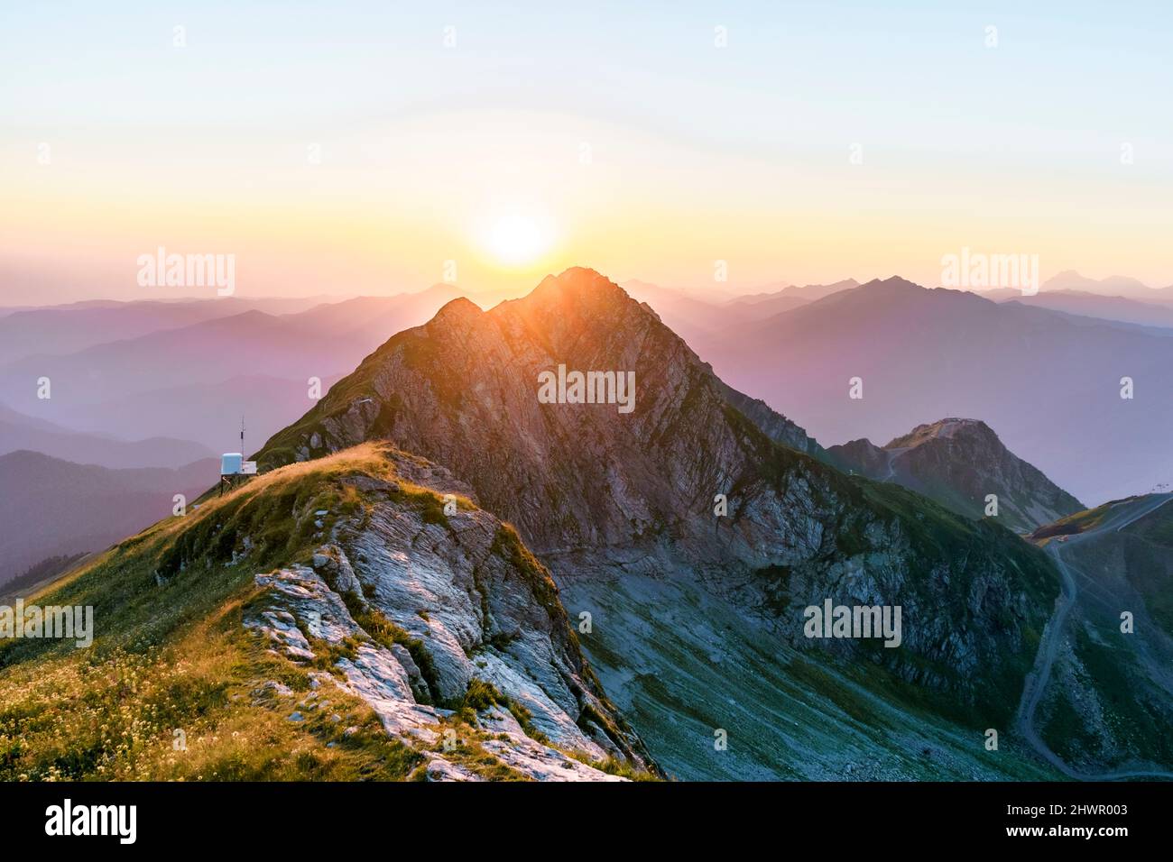 Bel paesaggio montano nella Riserva Naturale del Caucaso al tramonto, Sochi, Russia Foto Stock