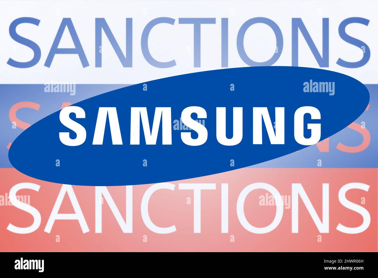 Logo Samsung davanti alla bandiera russa. Sanzioni contro la Russia per la sua invasione dell'Ucraina. Marzo 2022, San Francisco, USA Foto Stock