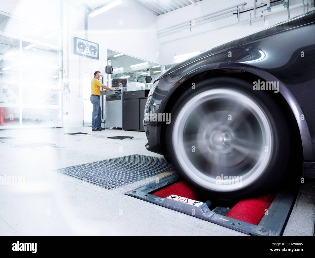 Test pneumatici auto con tecnico dell'industria automobilistica Foto Stock