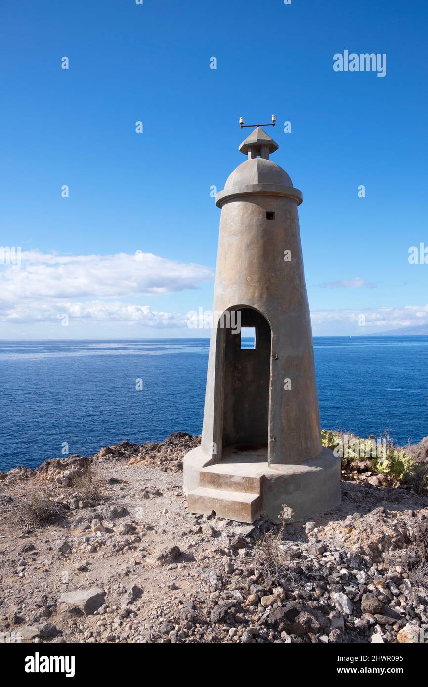 Torre di osservazione sulla spiaggia di El Balito in giornata di sole, Tenerife, Spagna Foto Stock