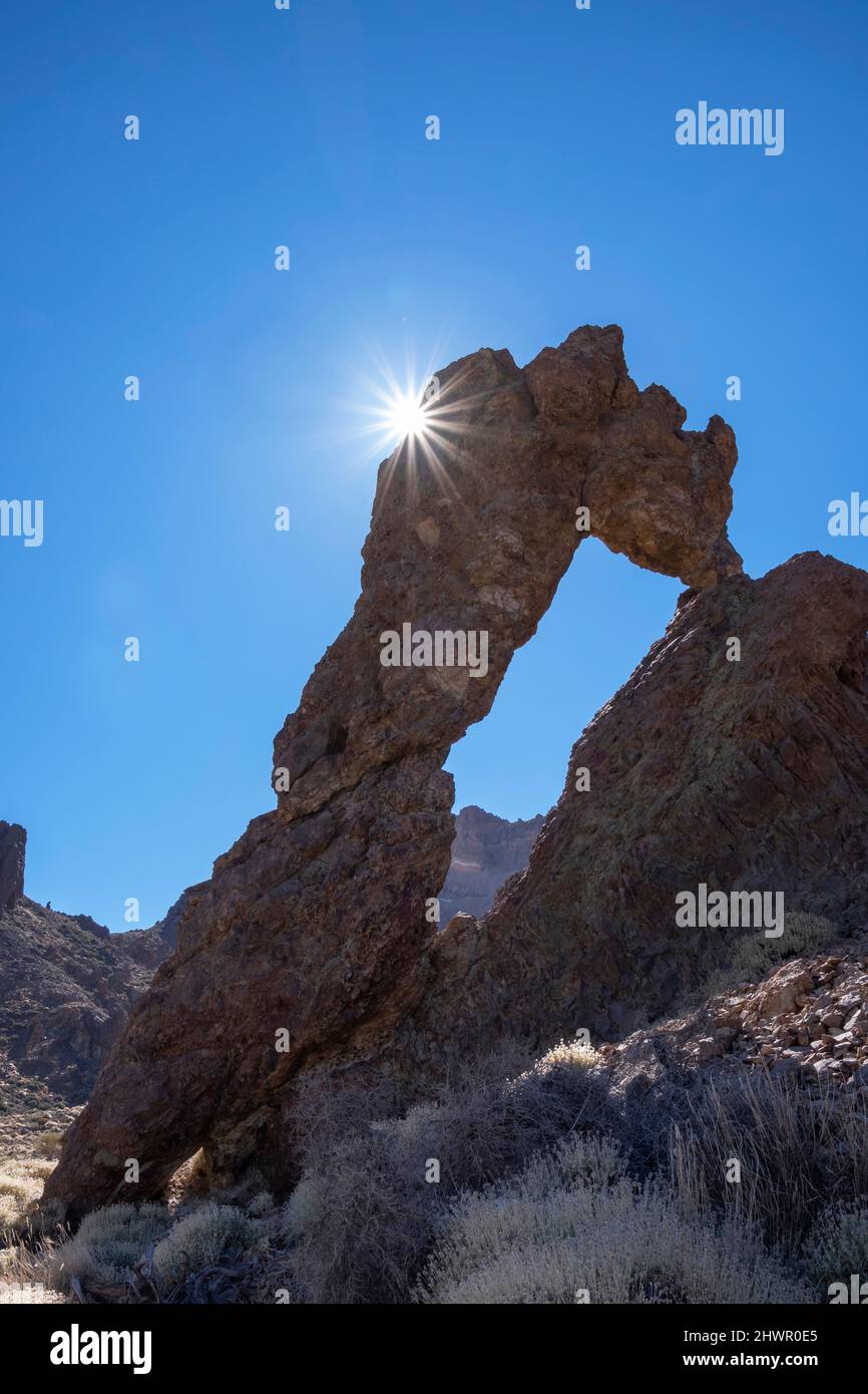 Arco di roccia Queen’s Shoe al Parco Nazionale El Teide in giornata di sole, Tenerife, Isole Canarie, Spagna Foto Stock