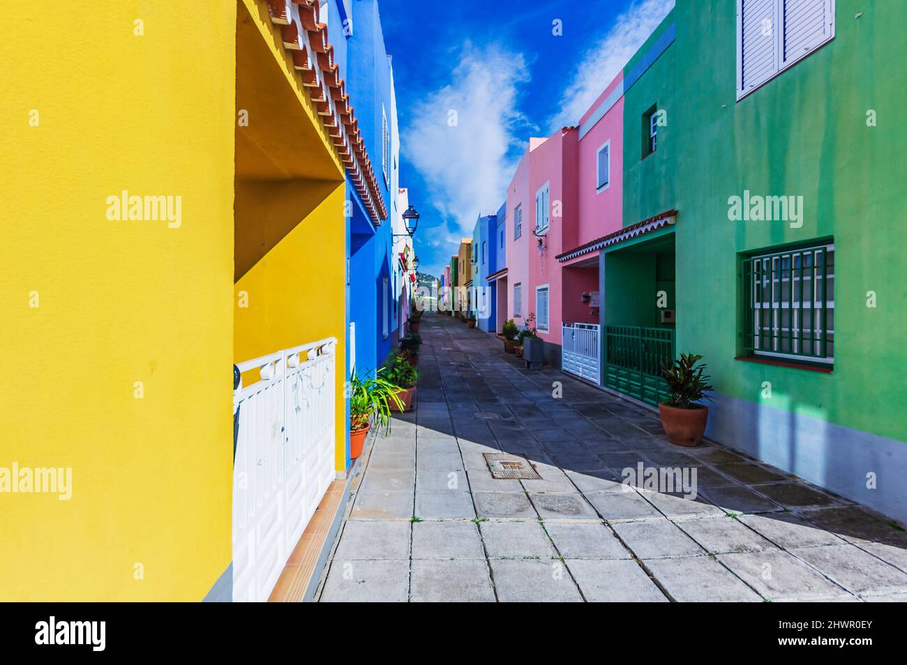 Case multicolore nella giornata di sole a la Palma, Santa Cruz, Isole Canarie, Spagna Foto Stock