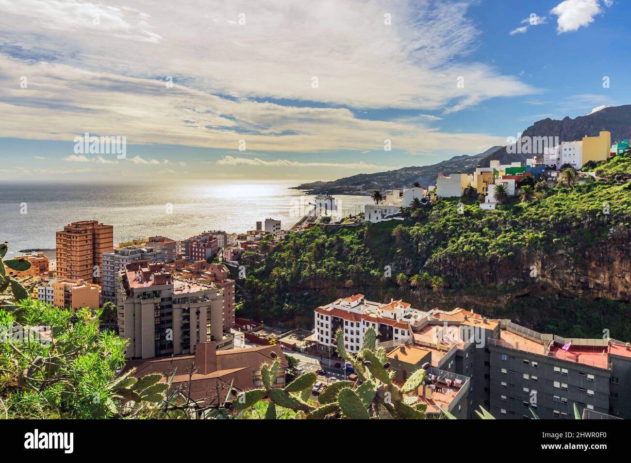 Edifici in mare in giornata di sole a la Palma, Santa Cruz, Isole Canarie, Spagna Foto Stock