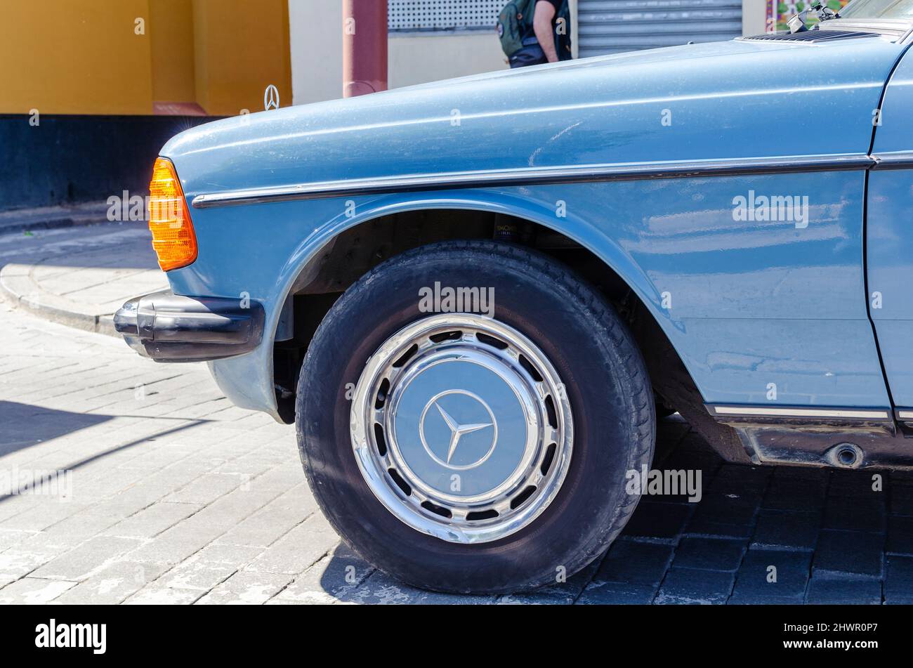 Vista laterale di una Mercedes classica. Dettaglio della ruota. Foto Stock