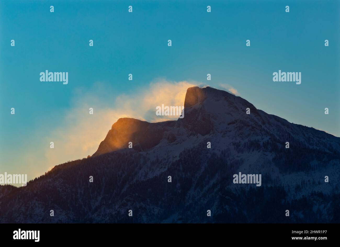 Picco del monte Schafberg all'alba nebbia Foto Stock