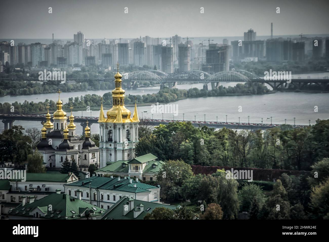 Kiev, Ucraina – 10th ottobre 2020: Vista panoramica di Kiev con i tetti dorati della chiesa in primo piano Foto Stock