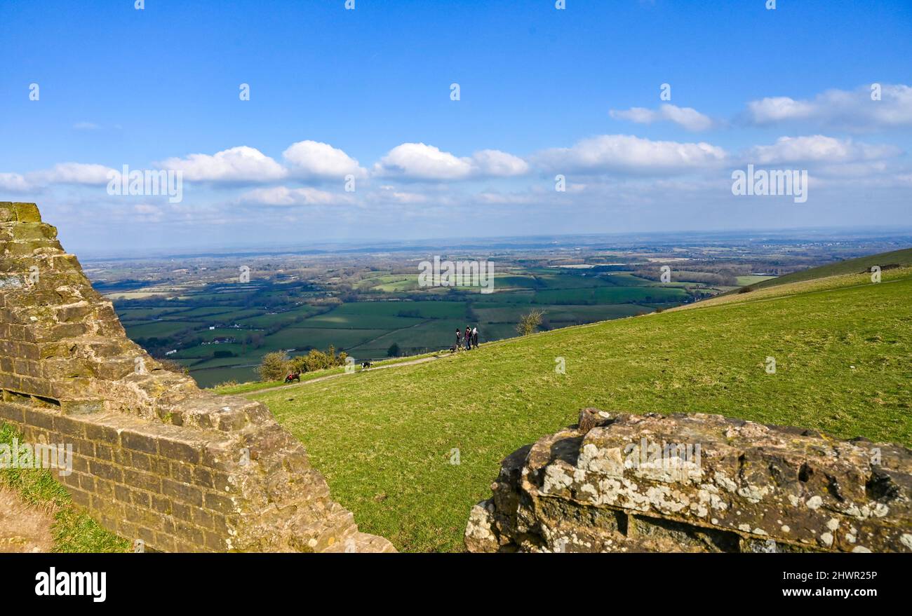 Brighton UK 7th Marzo 2022 - Dog Walkers Godetevi una mattinata soleggiata ma fredda sulle South Downs a Devils Dyke appena a nord di Brighton : Credit Simon Dack / Alamy Live News Foto Stock