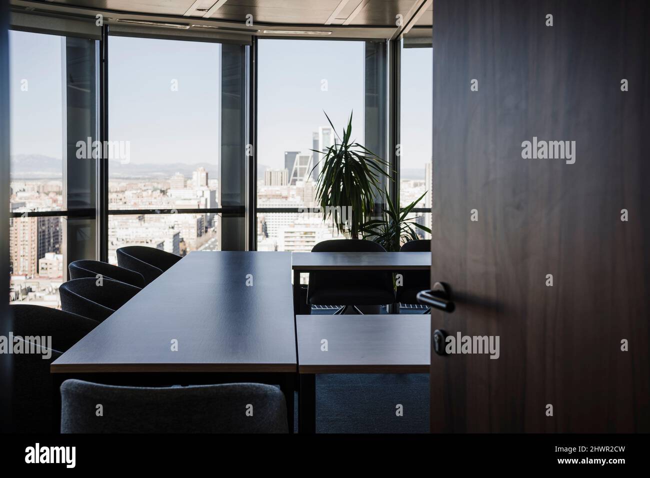 Ingresso di una sala pensione vuota con sedie e tavoli in ufficio Foto Stock