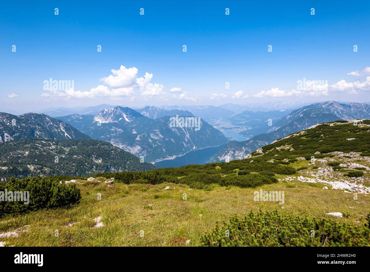 Cima del monte Krippenstein in estate con il lago Hallstatt sullo sfondo Foto Stock